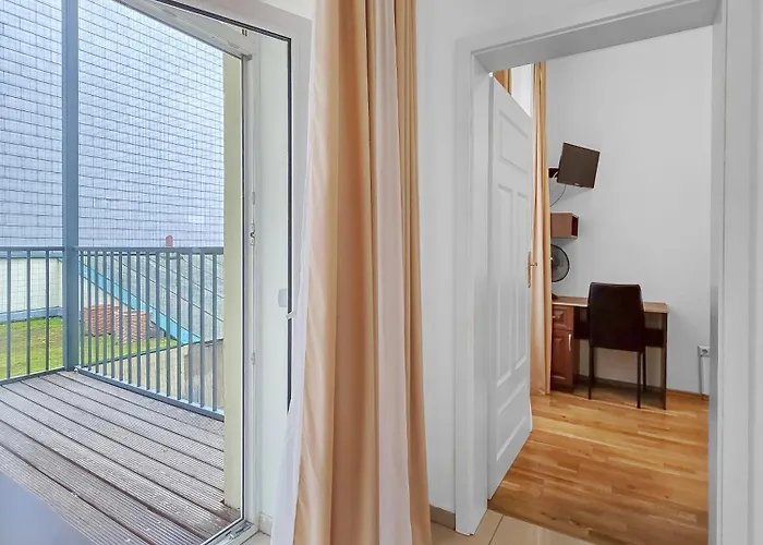 Spacious 3-Bedroom Retreat With Balcony For 8 Near Millennium Tower