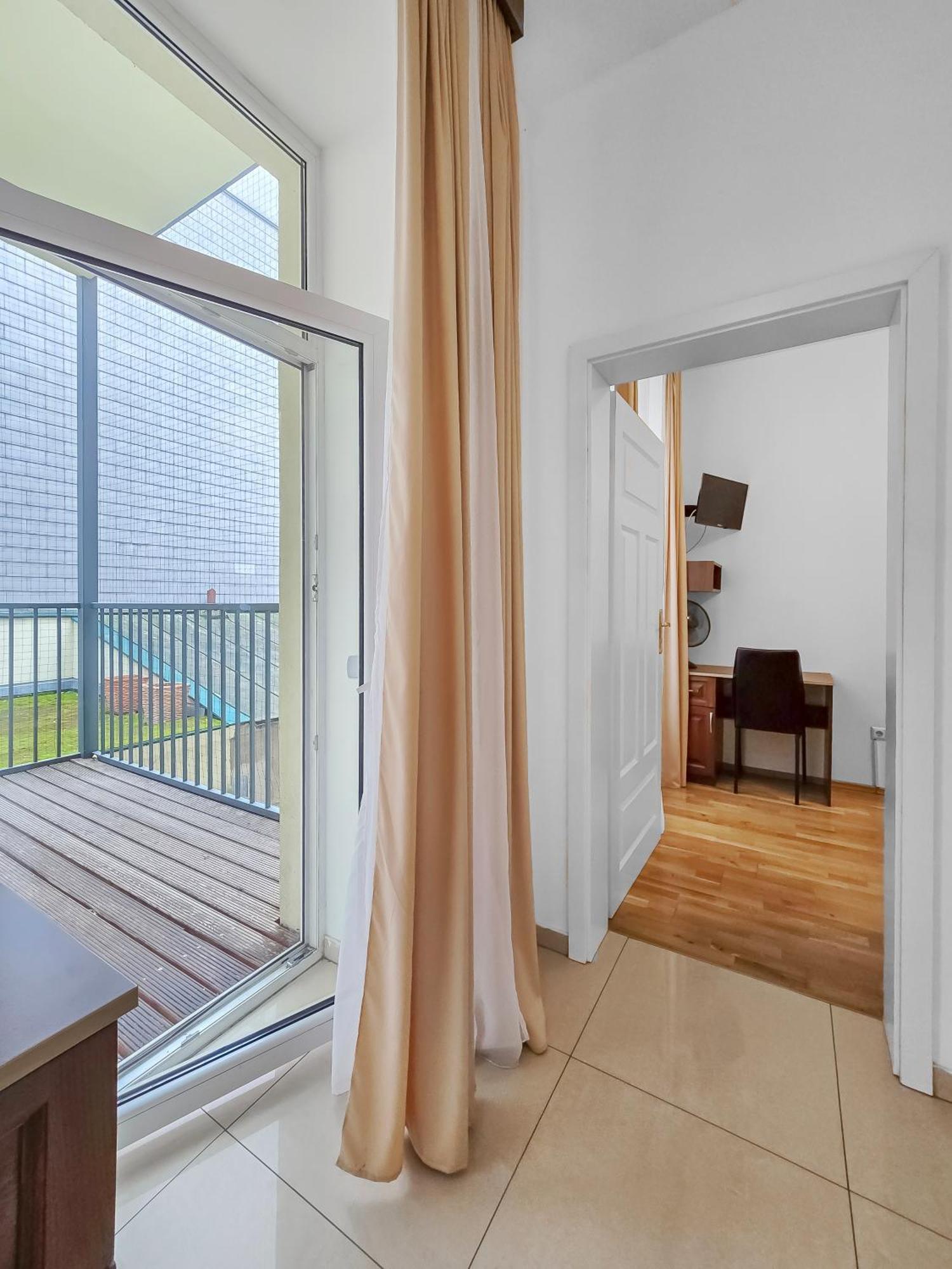 Apartment Spacious 3-bedroom Retreat With Balcony For 8 Near Millennium Tower Wien