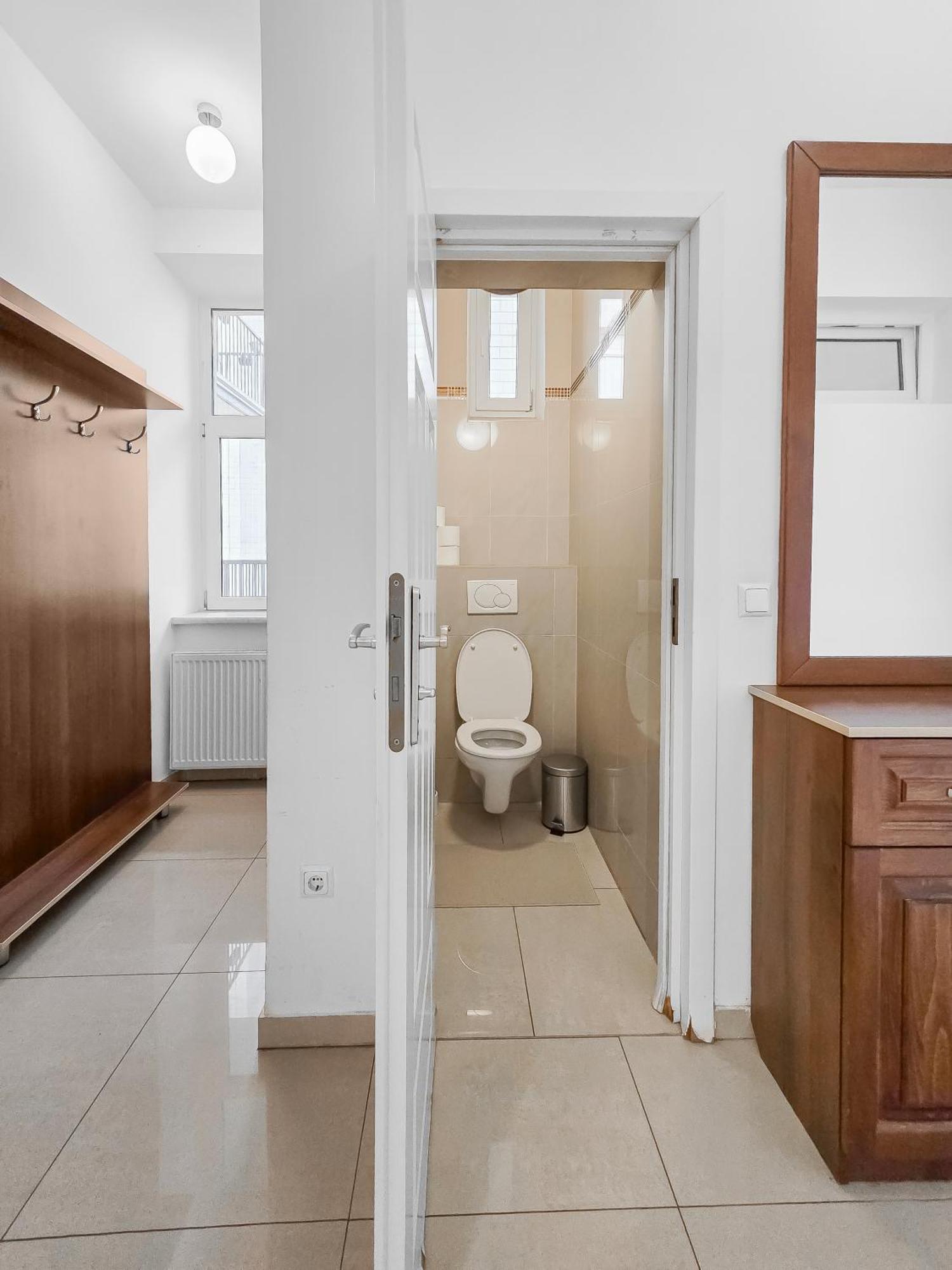 Spacious 3-bedroom Retreat With Balcony For 8 Near Millennium Tower *