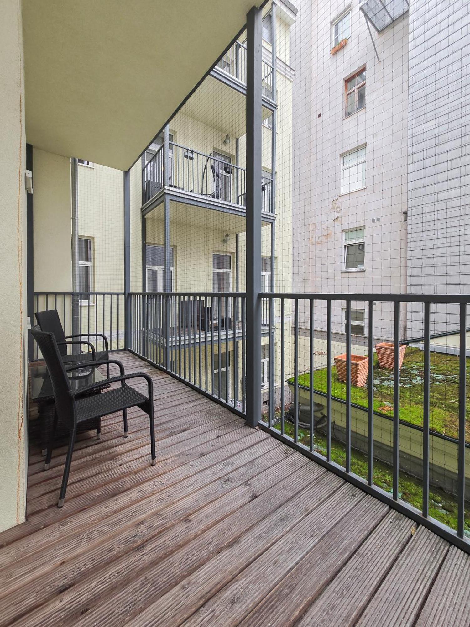 Spacious 3-bedroom Retreat With Balcony For 8 Near Millennium Tower Wien