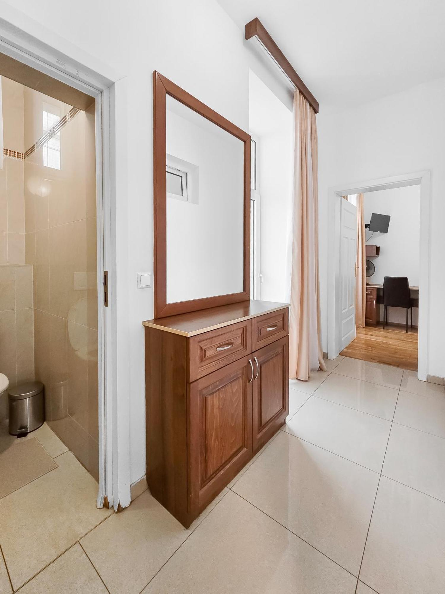 Spacious 3-bedroom Retreat With Balcony For 8 Near Millennium Tower Apartment