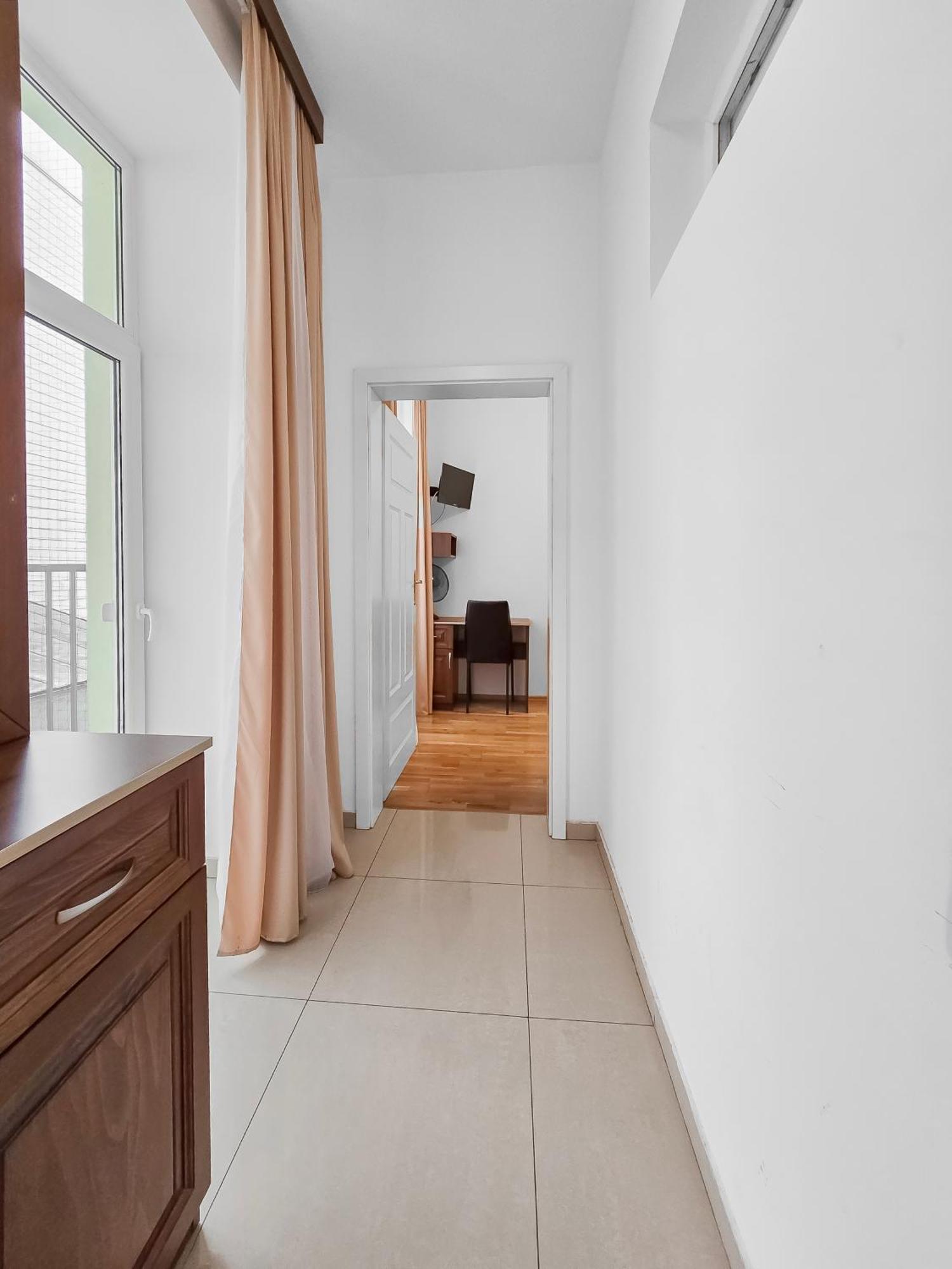Apartment Spacious 3-bedroom Retreat With Balcony For 8 Near Millennium Tower
