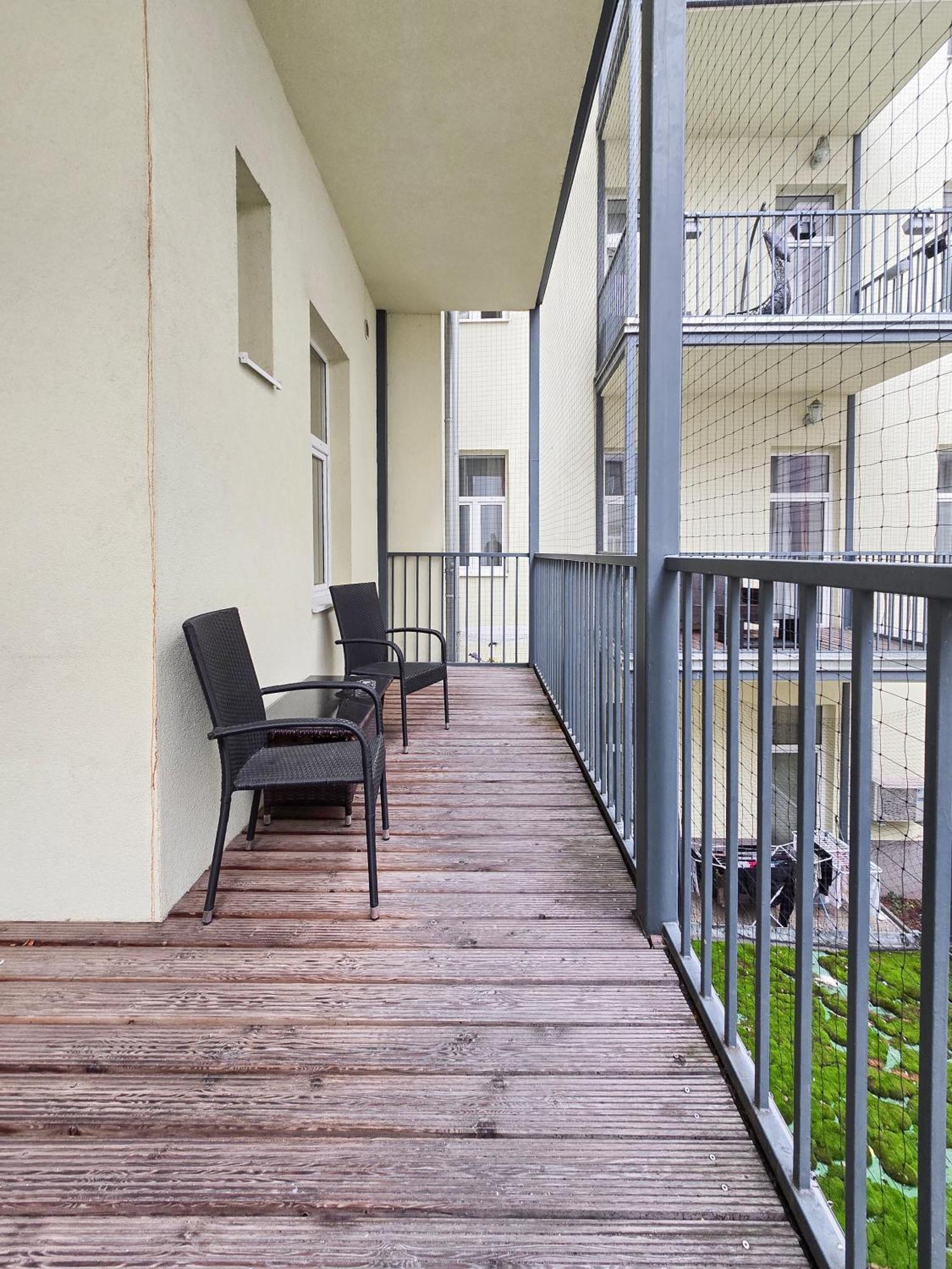 Apartment Spacious 3-bedroom Retreat With Balcony For 8 Near Millennium Tower Wien
