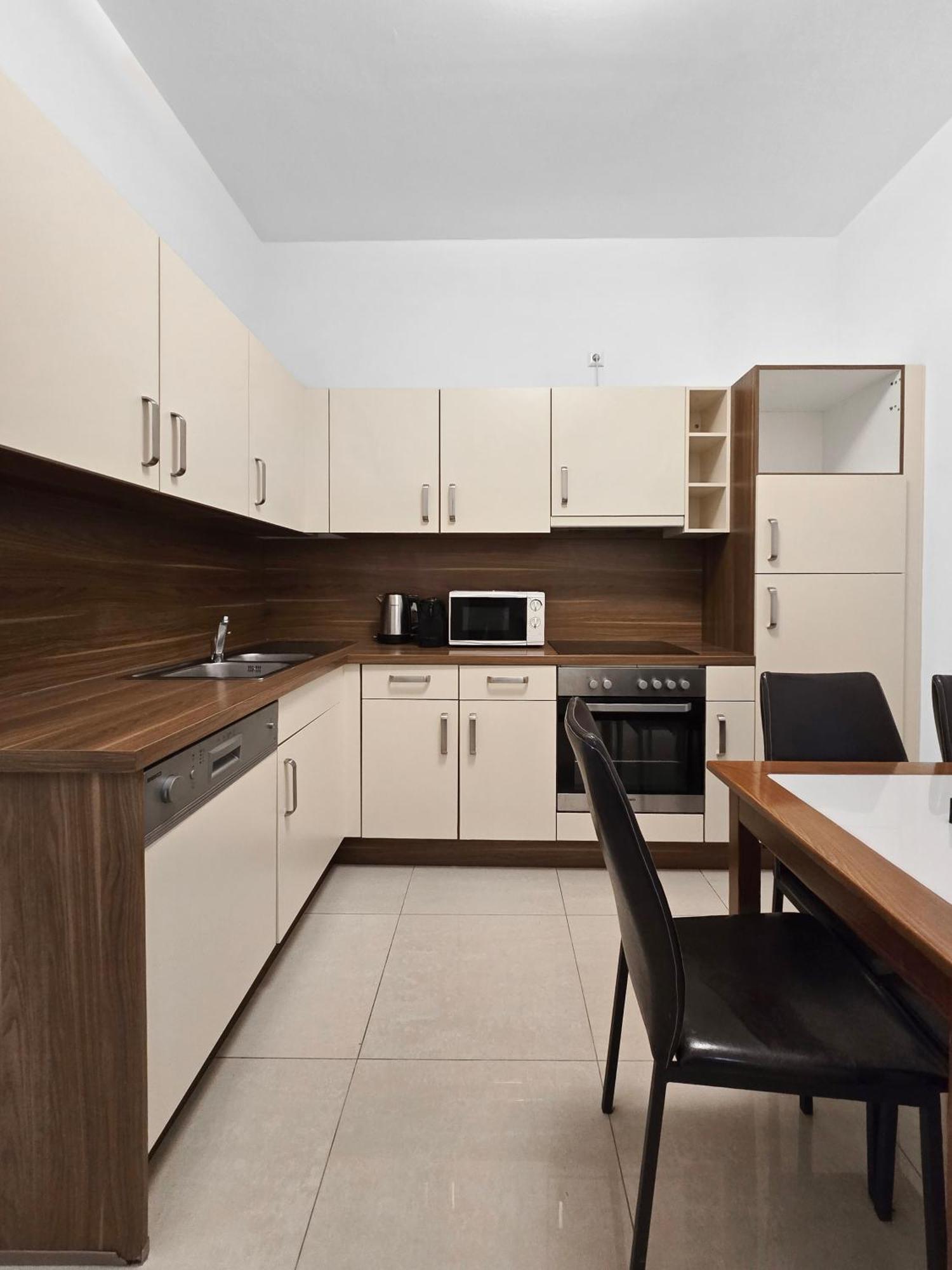 Spacious 3-bedroom Retreat With Balcony For 8 Near Millennium Tower Wien