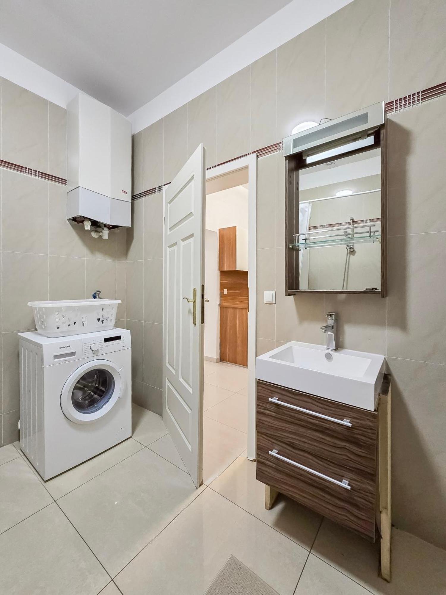 Spacious 3-bedroom Retreat With Balcony For 8 Near Millennium Tower Apartment *