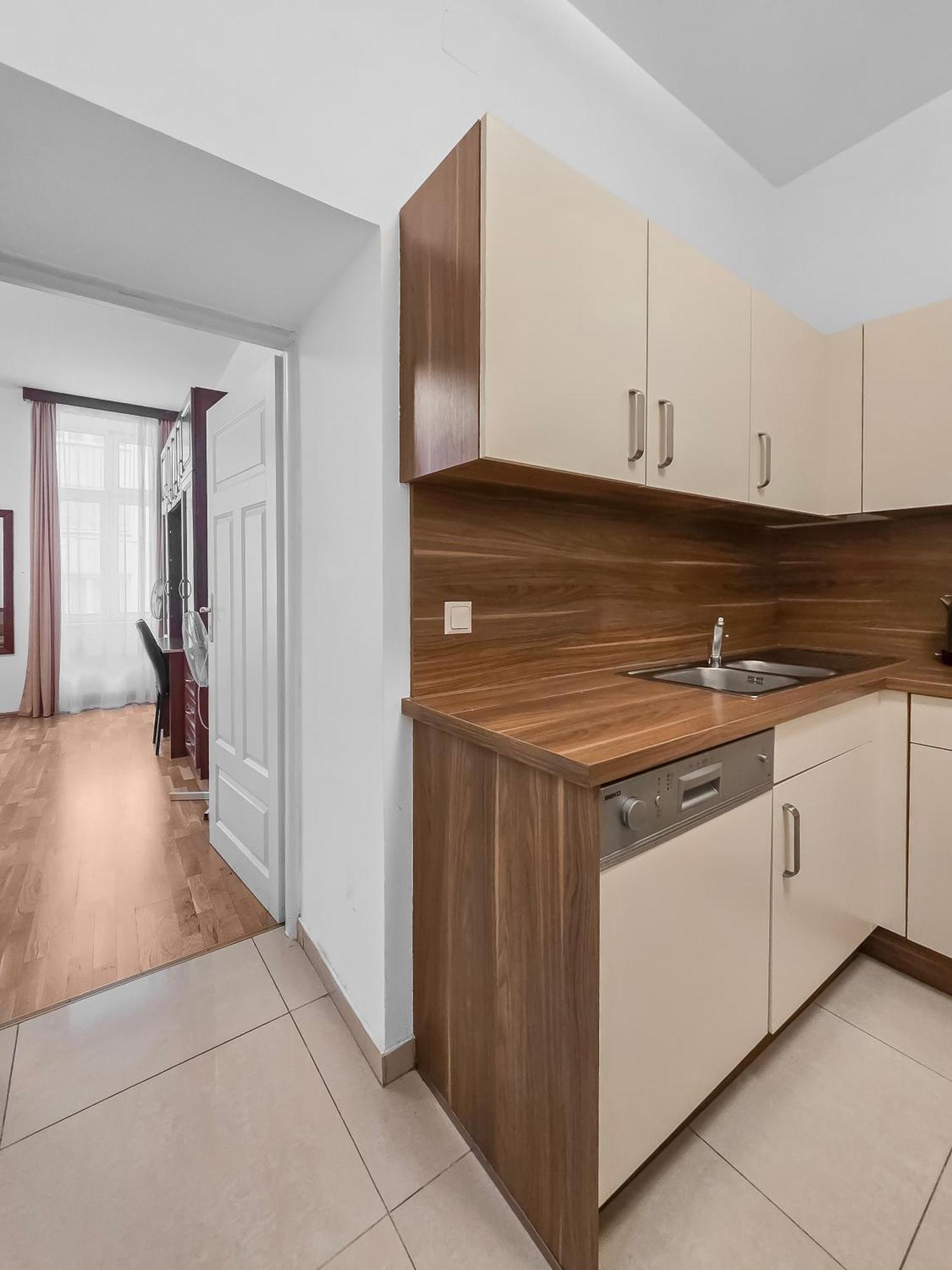 Spacious 3-bedroom Retreat With Balcony For 8 Near Millennium Tower *