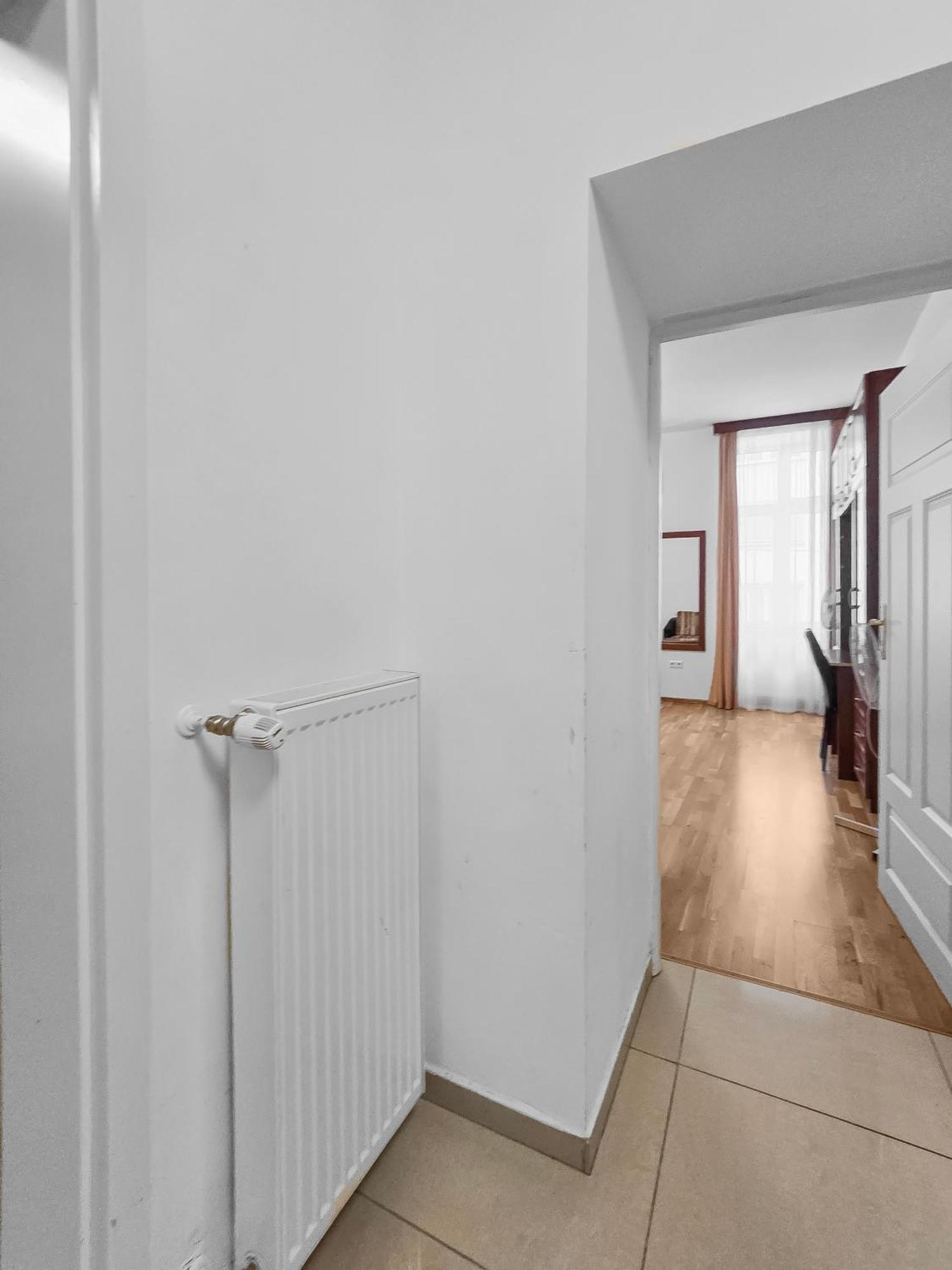 Apartment Spacious 3-bedroom Retreat With Balcony For 8 Near Millennium Tower