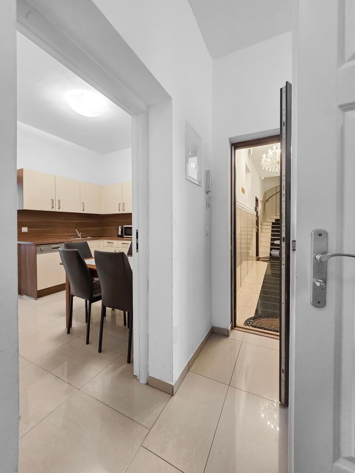 Spacious 3-bedroom Retreat With Balcony For 8 Near Millennium Tower *