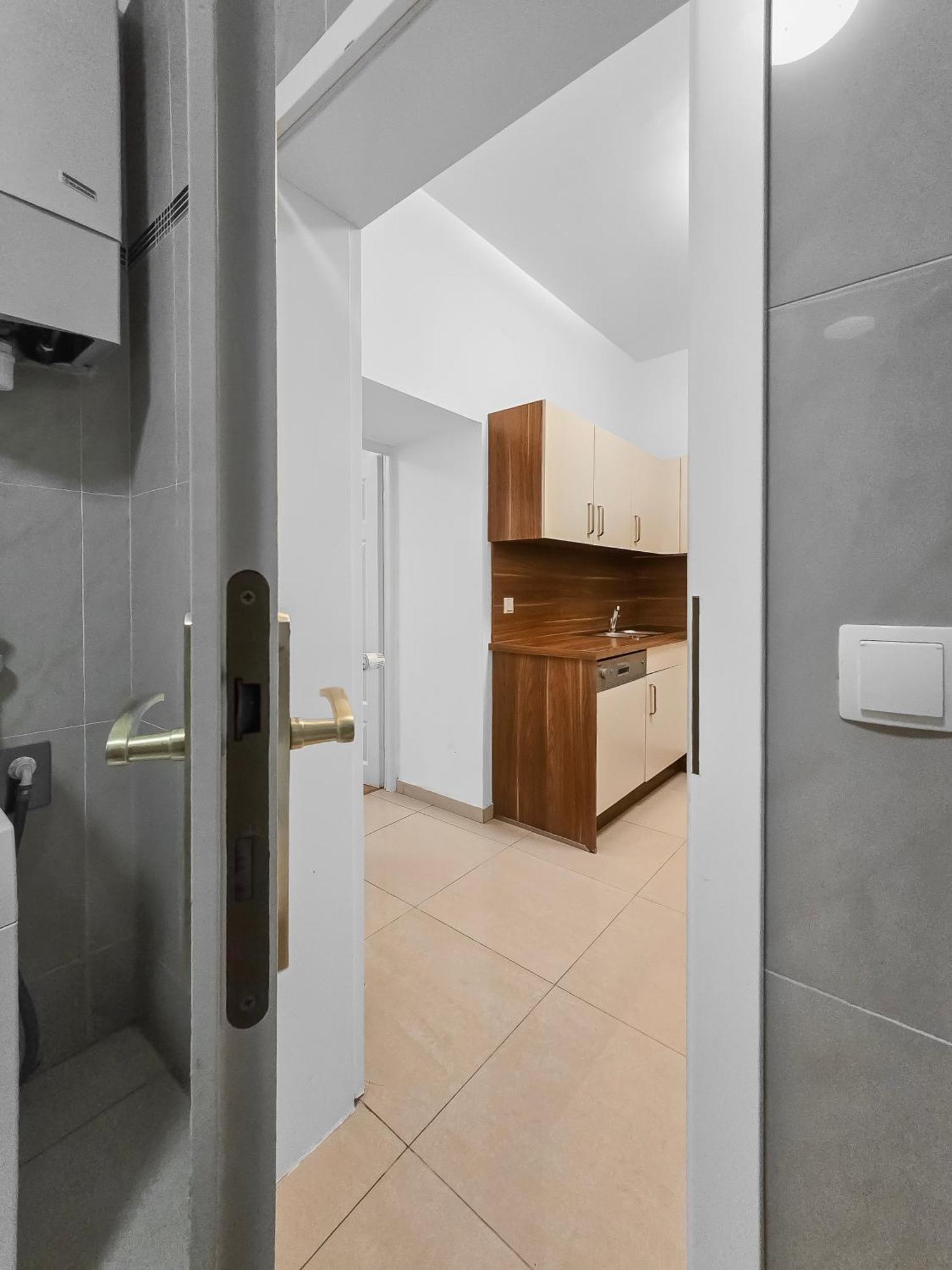 Spacious 3-bedroom Retreat With Balcony For 8 Near Millennium Tower Wien
