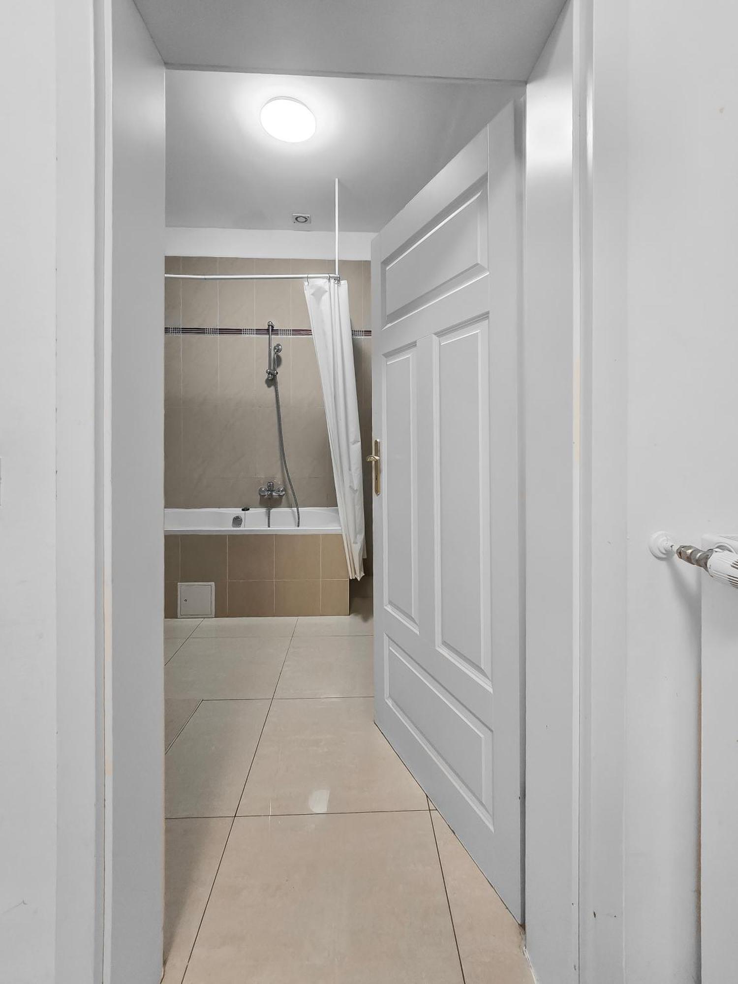 Spacious 3-bedroom Retreat With Balcony For 8 Near Millennium Tower * Wien