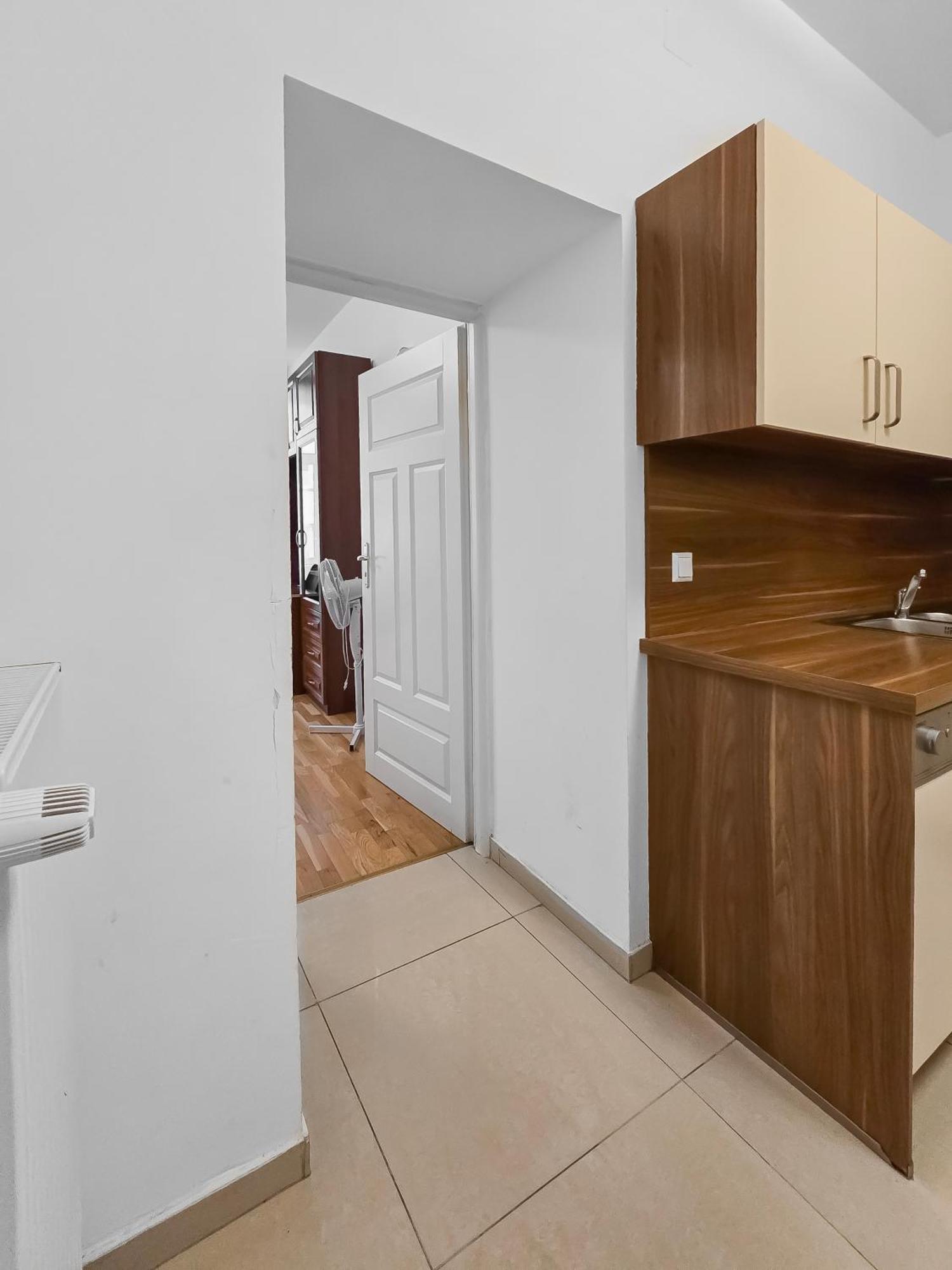 Spacious 3-bedroom Retreat With Balcony For 8 Near Millennium Tower Apartment