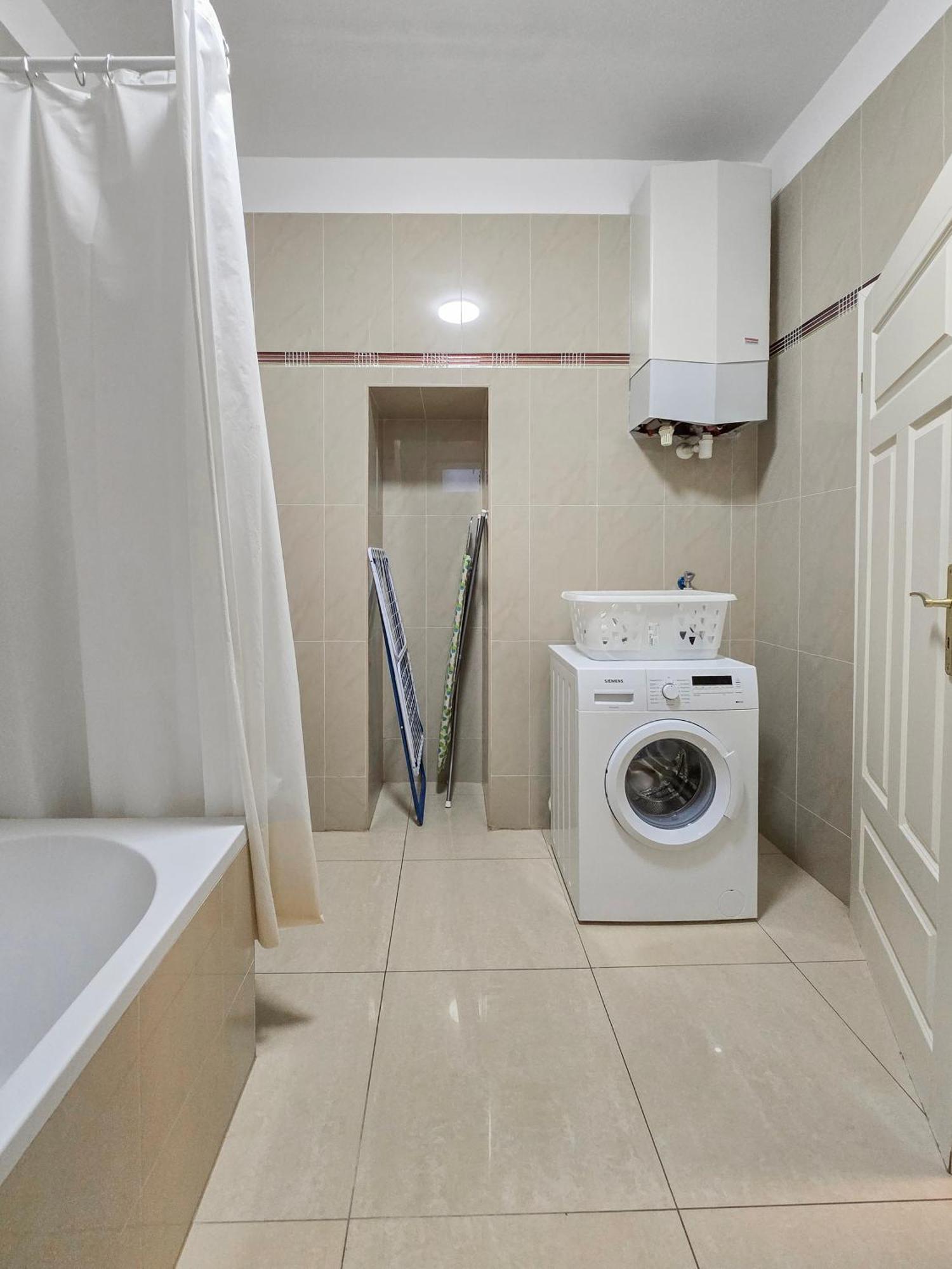 Apartment Spacious 3-bedroom Retreat With Balcony For 8 Near Millennium Tower