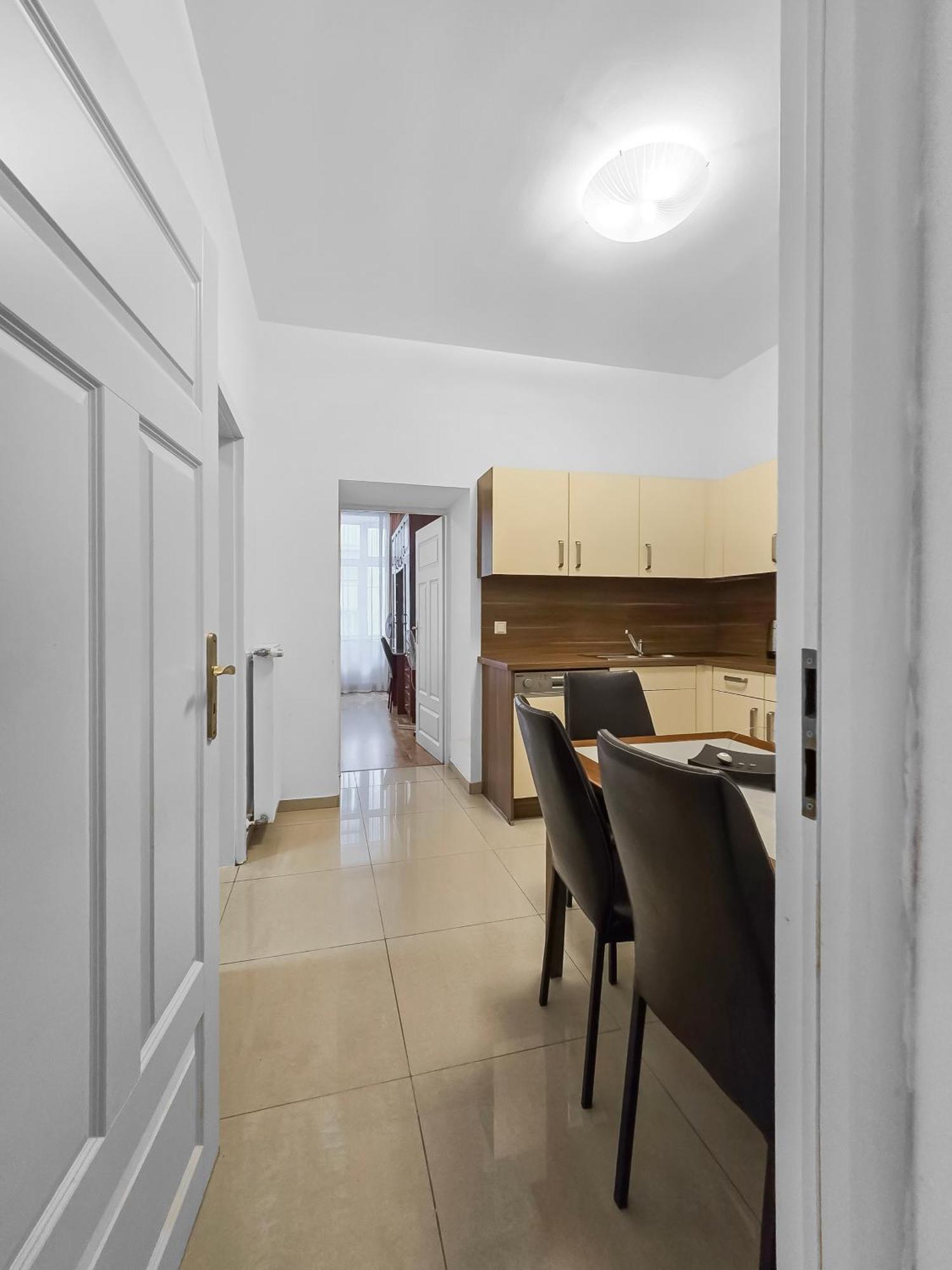 Spacious 3-bedroom Retreat With Balcony For 8 Near Millennium Tower Apartment *