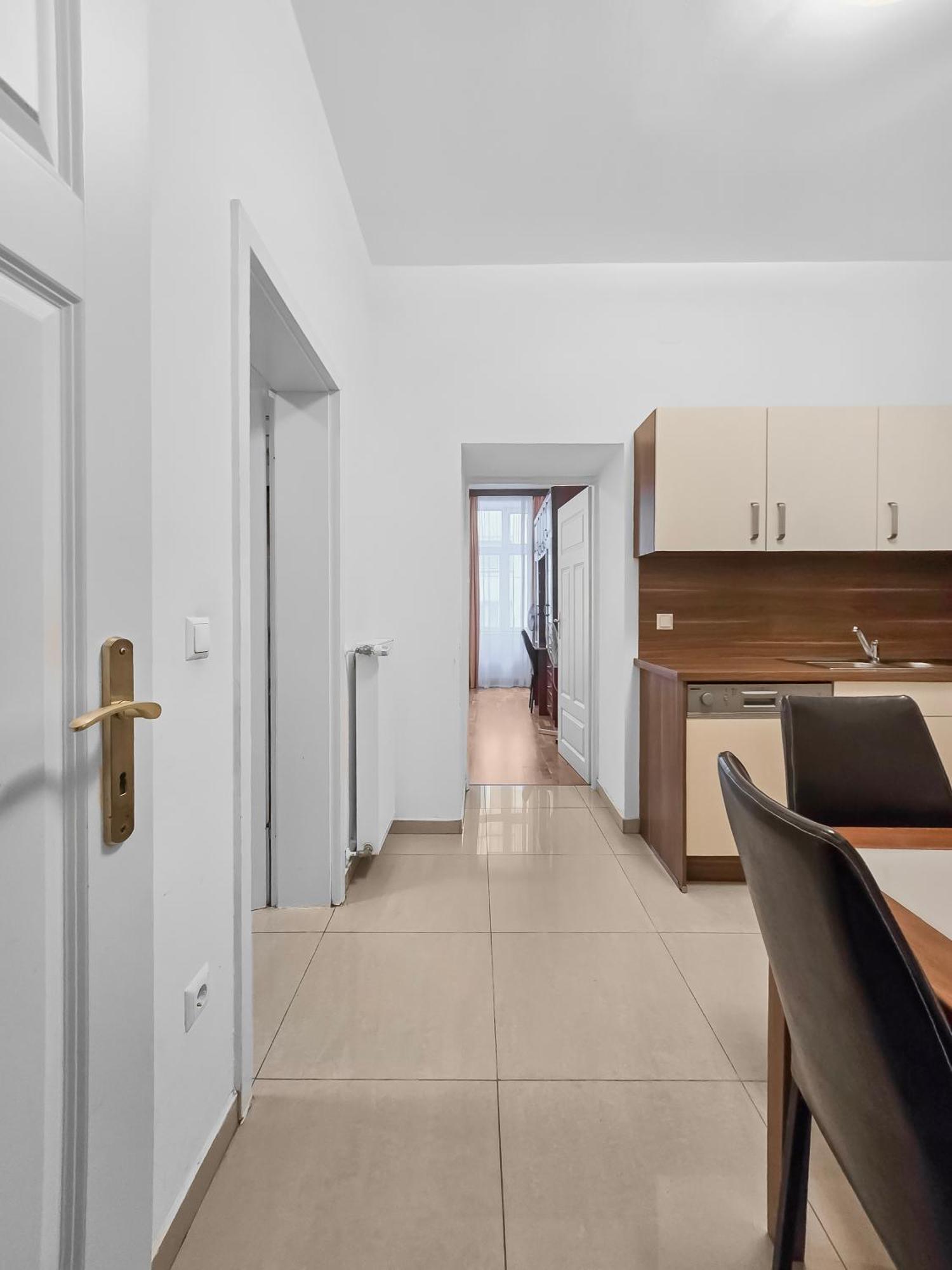 Spacious 3-bedroom Retreat With Balcony For 8 Near Millennium Tower Apartment Wien