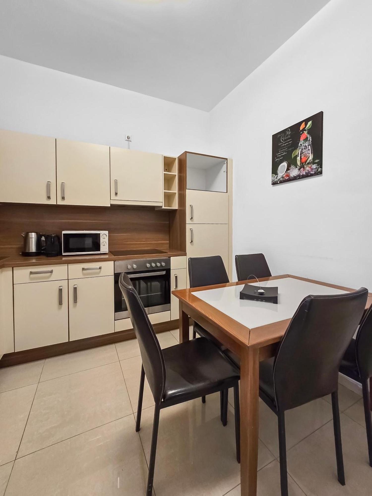 Apartment Spacious 3-bedroom Retreat With Balcony For 8 Near Millennium Tower Wien
