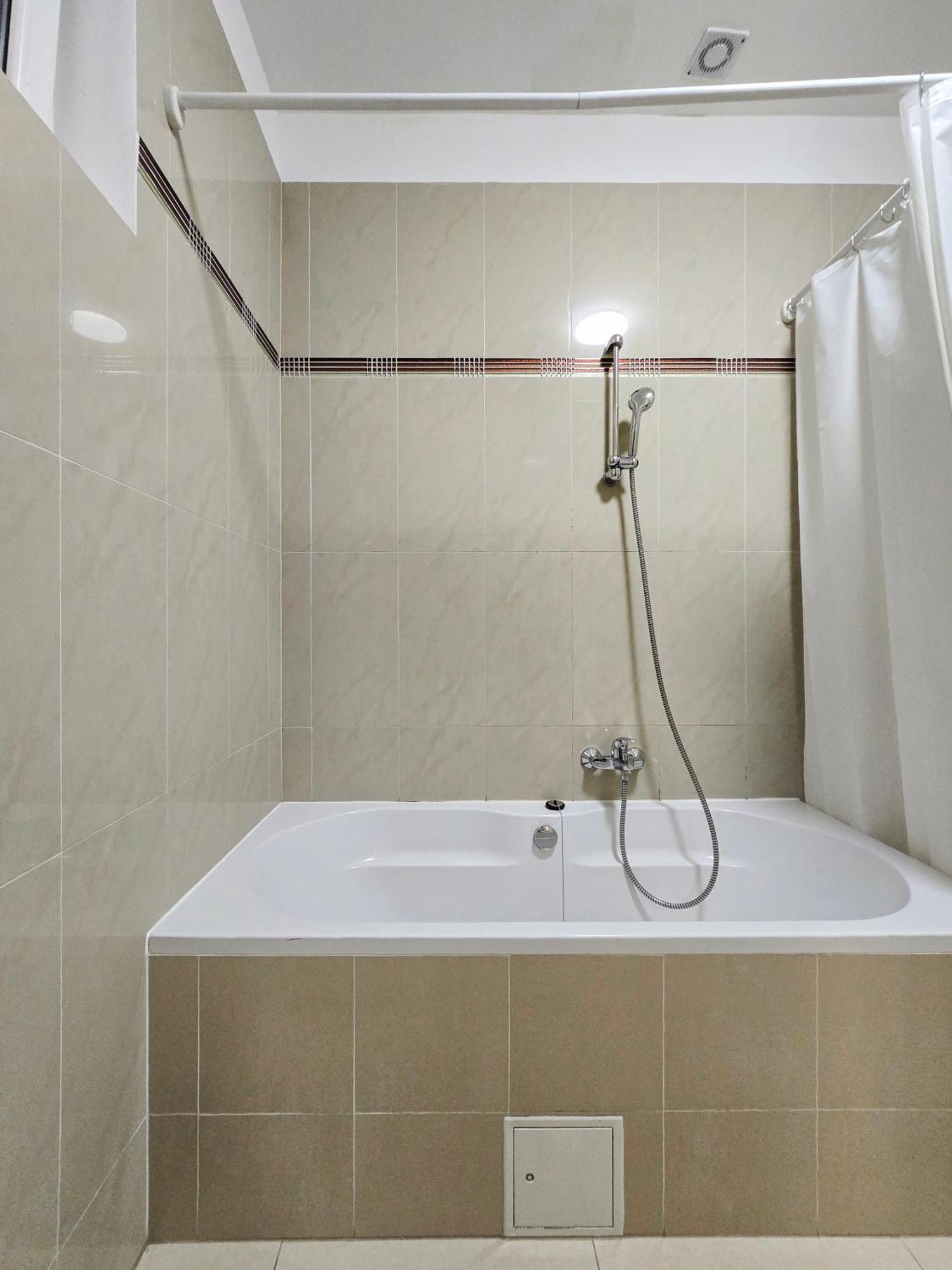 Spacious 3-bedroom Retreat With Balcony For 8 Near Millennium Tower *