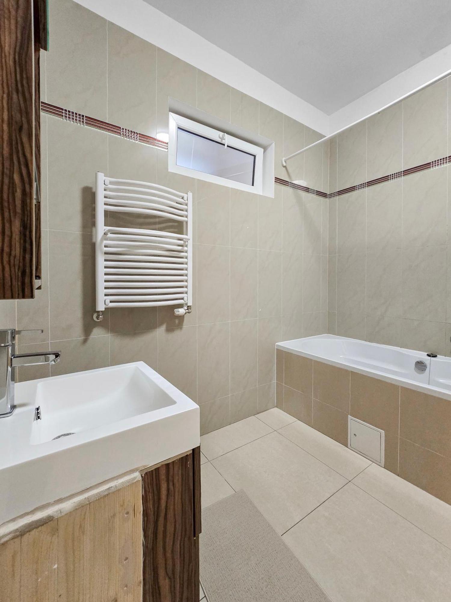 Spacious 3-bedroom Retreat With Balcony For 8 Near Millennium Tower * Wien