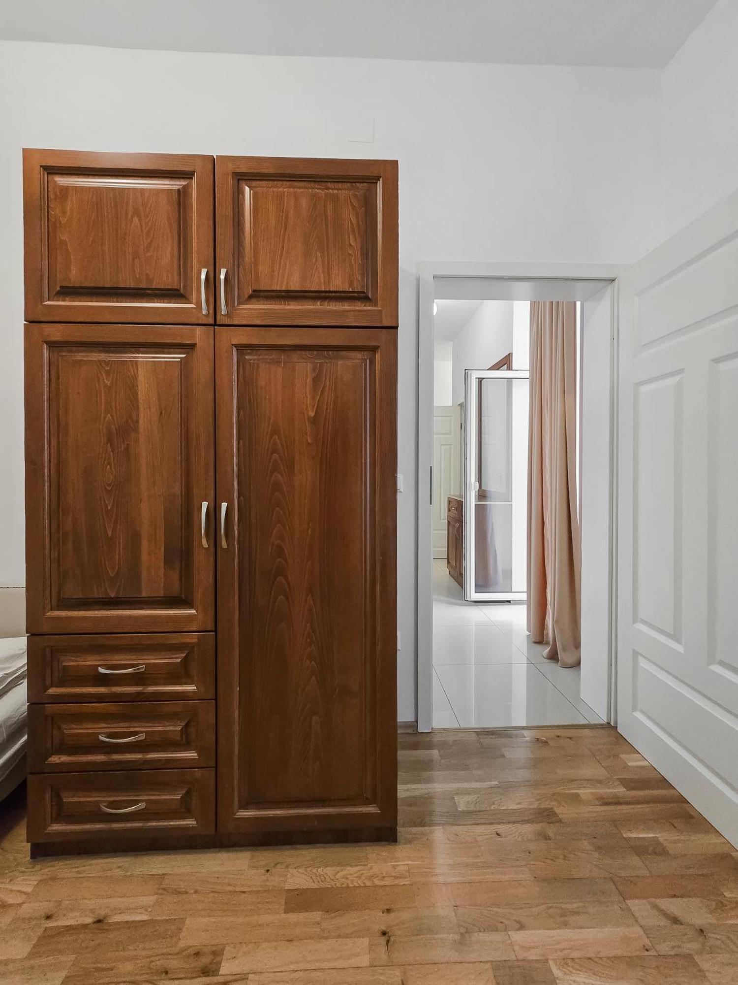 Spacious 3-bedroom Retreat With Balcony For 8 Near Millennium Tower Apartment