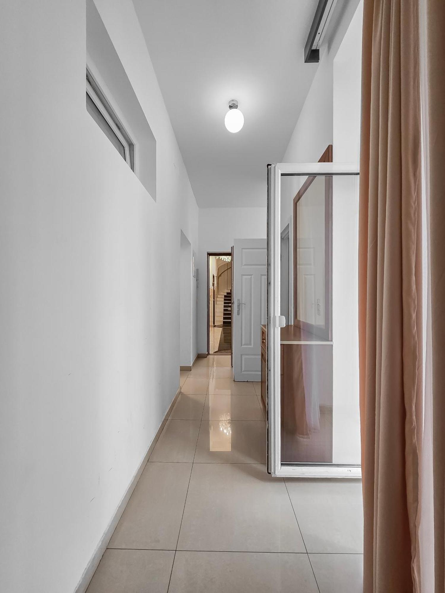 Spacious 3-bedroom Retreat With Balcony For 8 Near Millennium Tower Wien