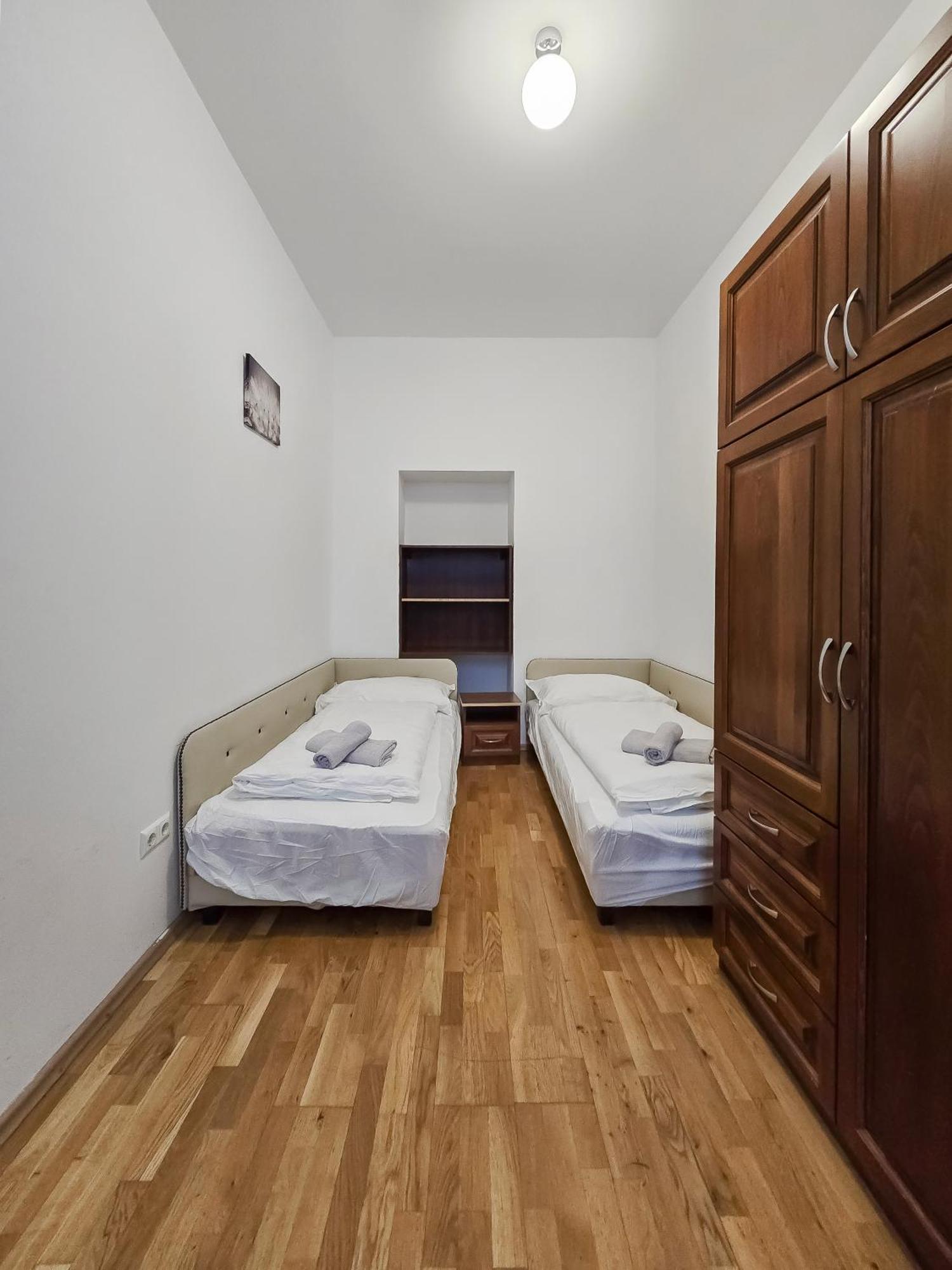 Spacious 3-bedroom Retreat With Balcony For 8 Near Millennium Tower Apartment