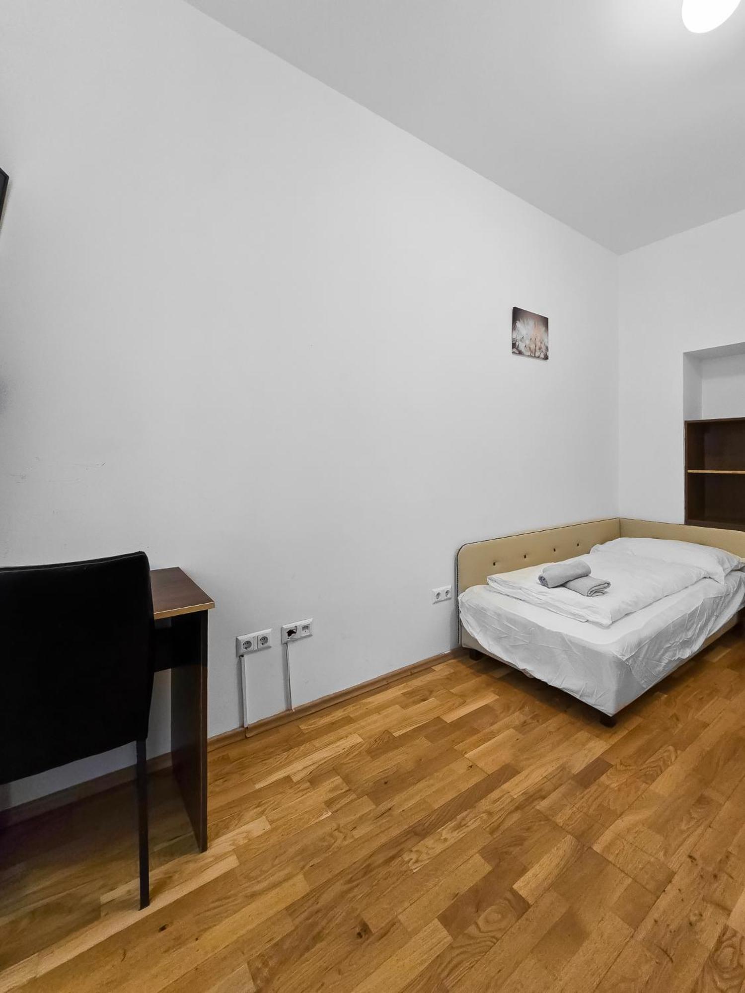 Apartment Spacious 3-bedroom Retreat With Balcony For 8 Near Millennium Tower