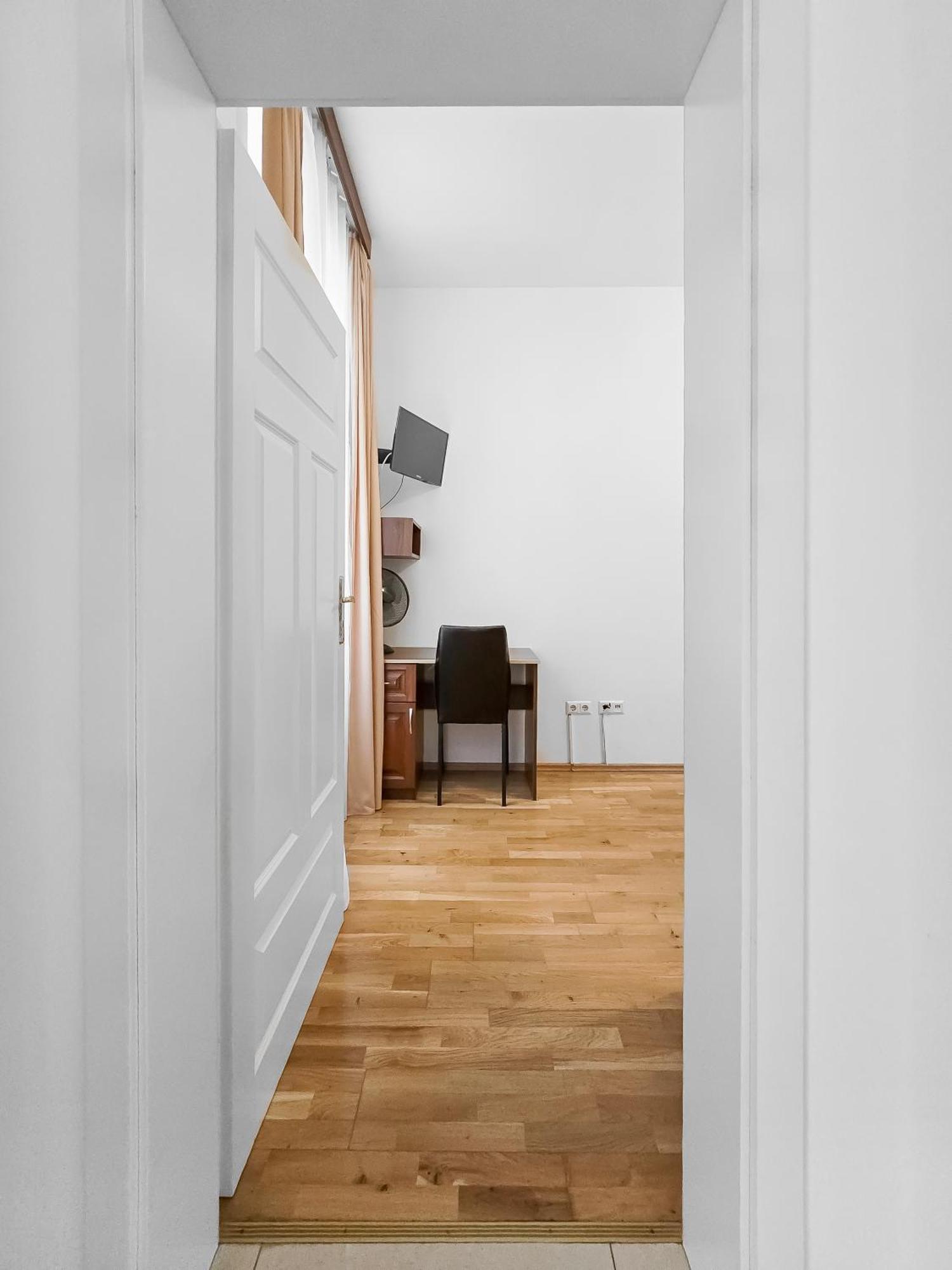 Spacious 3-bedroom Retreat With Balcony For 8 Near Millennium Tower Apartment Wien