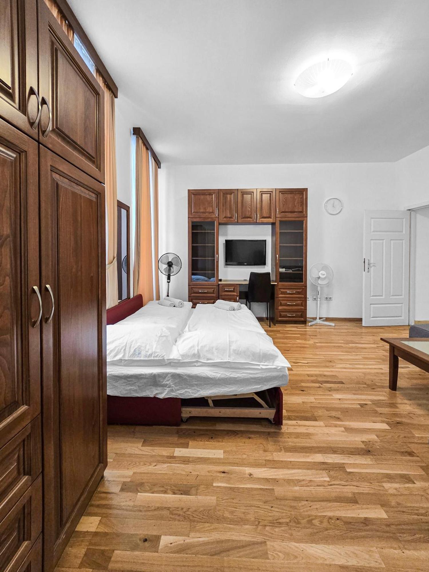 Spacious 3-bedroom Retreat With Balcony For 8 Near Millennium Tower Apartment *