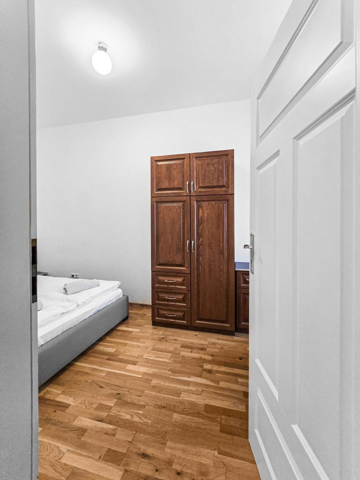 Spacious 3-bedroom Retreat With Balcony For 8 Near Millennium Tower Apartment *