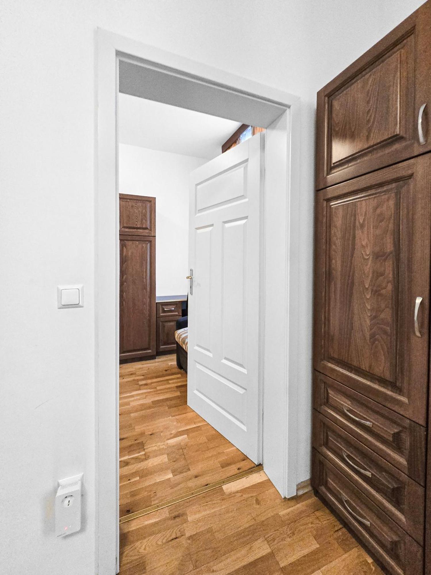 Spacious 3-bedroom Retreat With Balcony For 8 Near Millennium Tower *