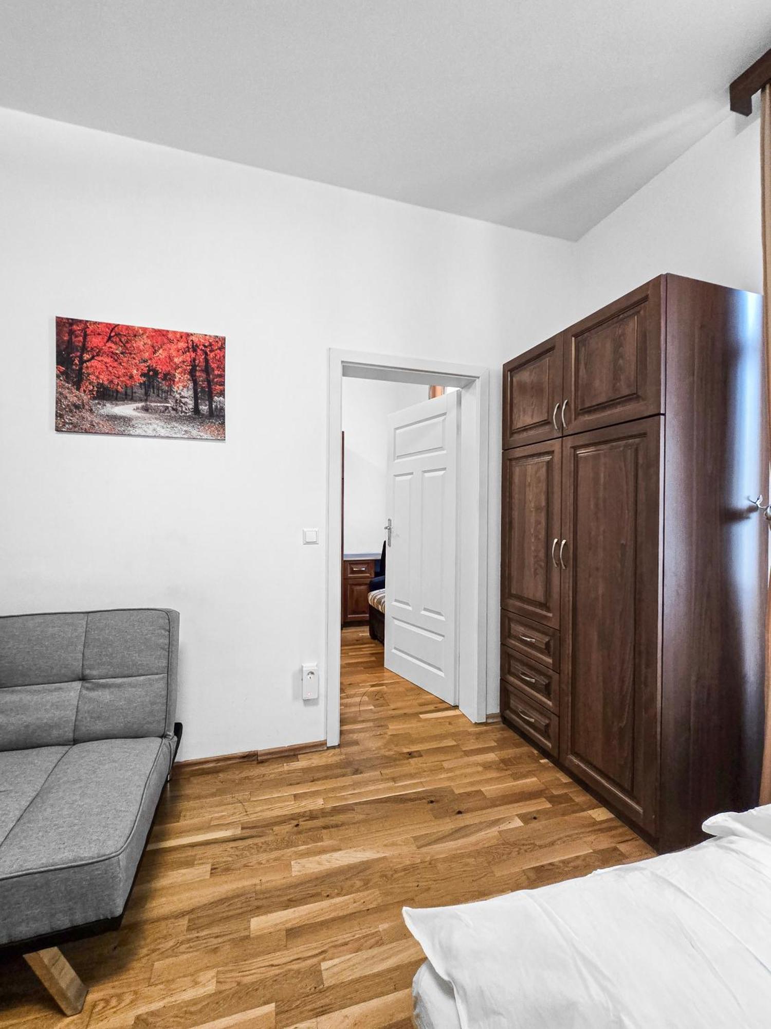 Spacious 3-bedroom Retreat With Balcony For 8 Near Millennium Tower Wien