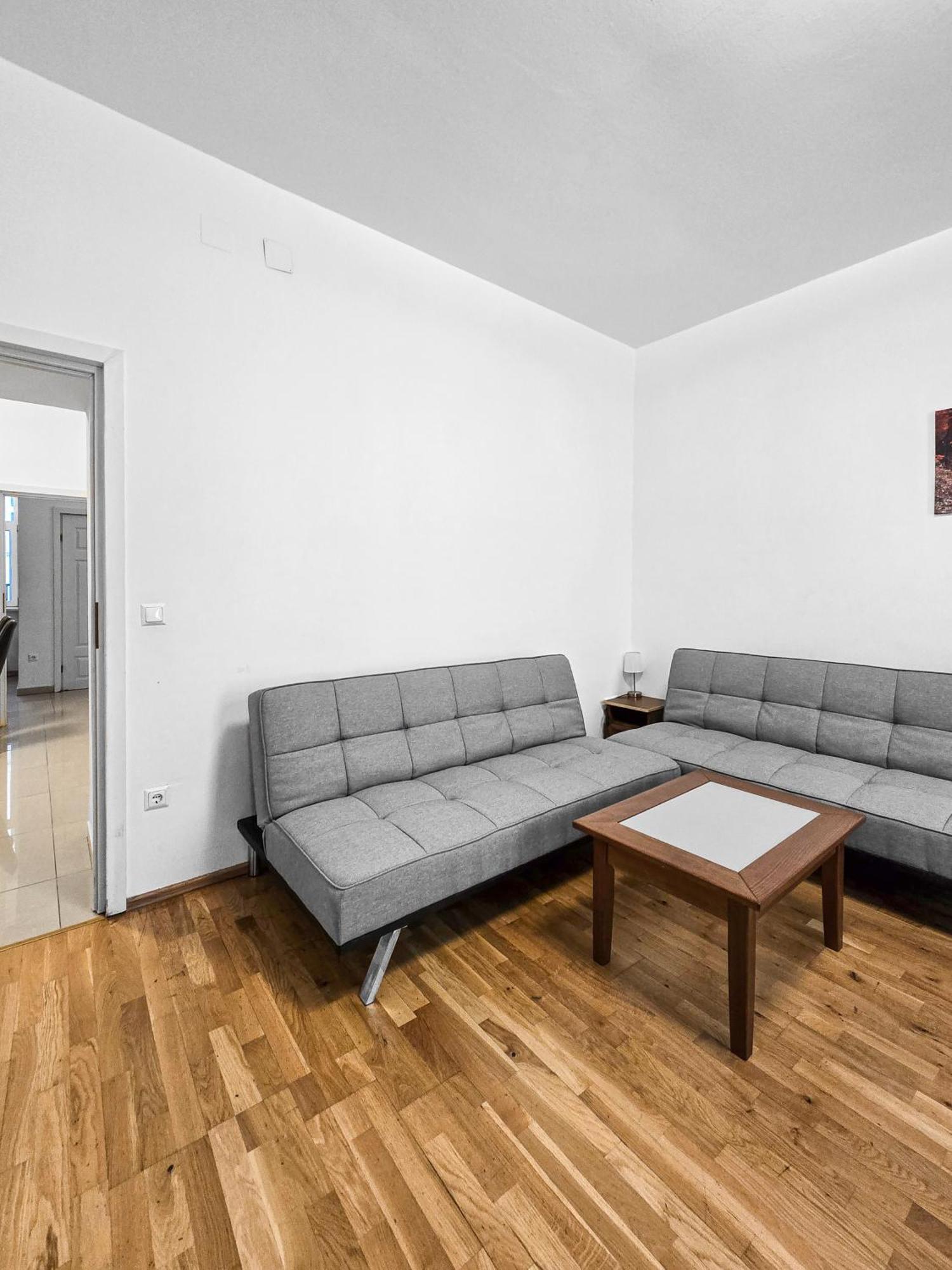 Spacious 3-bedroom Retreat With Balcony For 8 Near Millennium Tower *