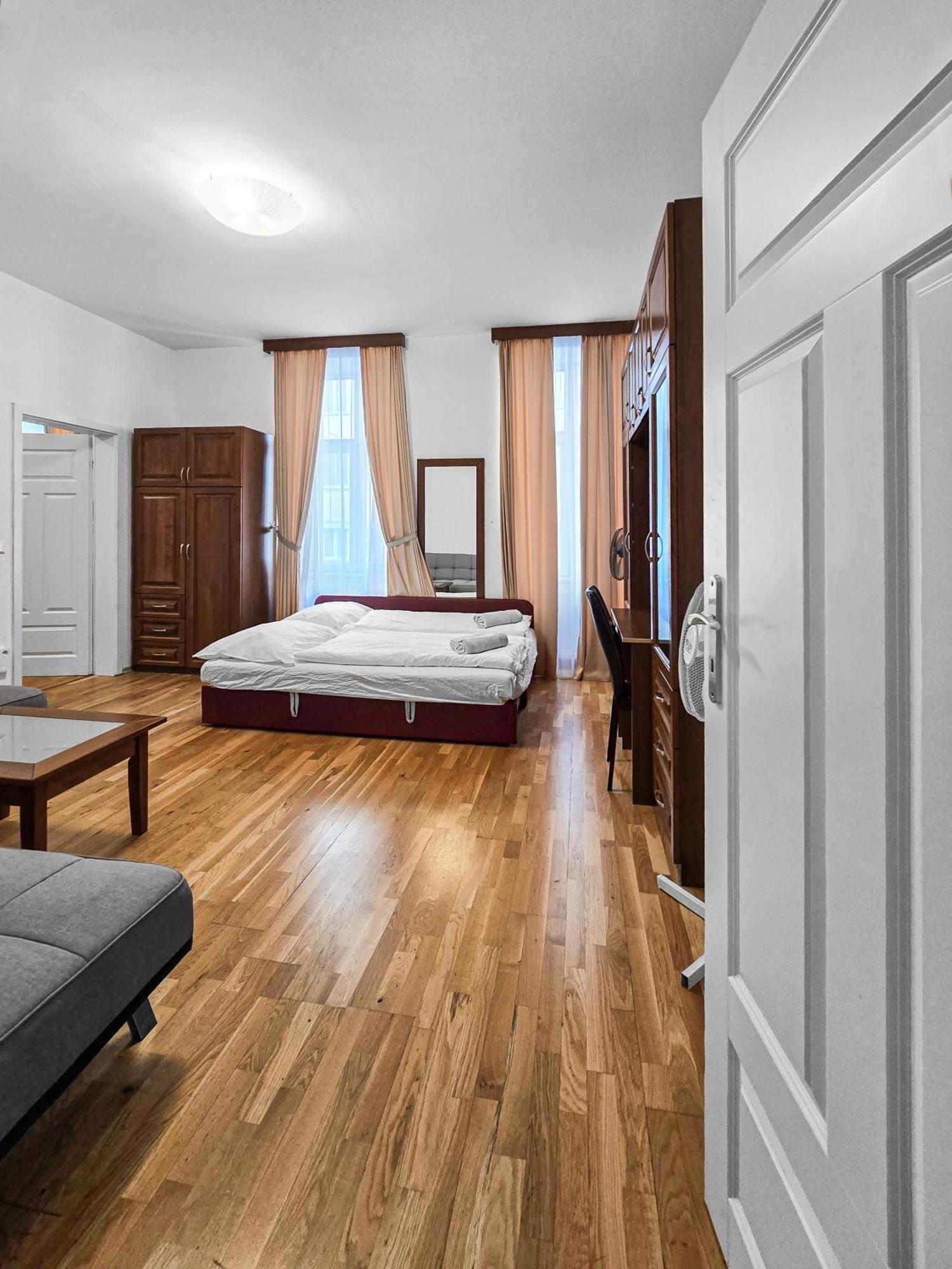 Spacious 3-bedroom Retreat With Balcony For 8 Near Millennium Tower Apartment *