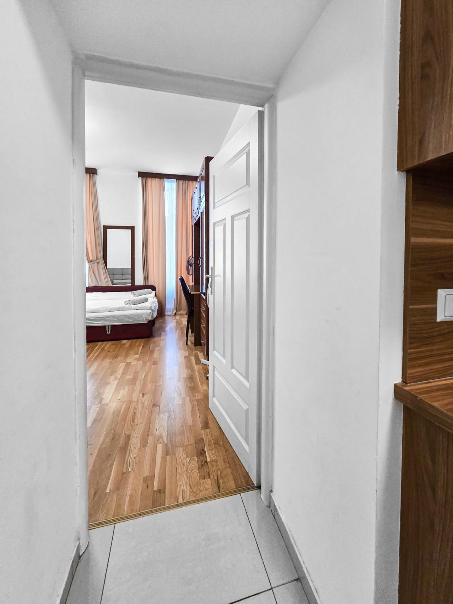Spacious 3-bedroom Retreat With Balcony For 8 Near Millennium Tower Apartment *